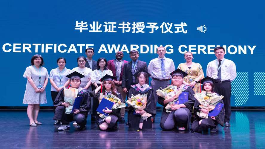 青春正向上，夢想有光芒 - The first graduation ceremony